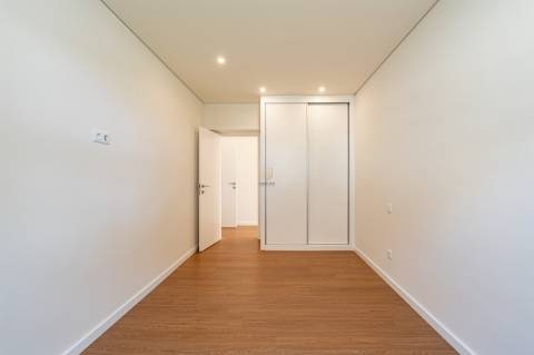 Apartamento T4 totalmente remodelado na Avenida da Boavista, Porto.