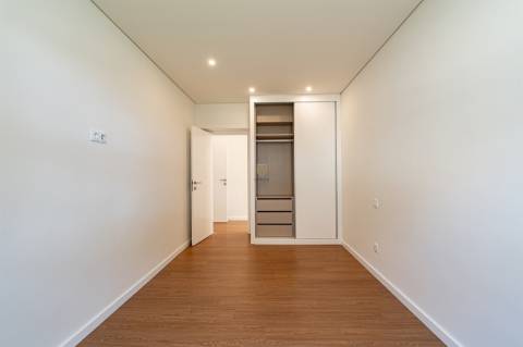 Apartamento T4 totalmente remodelado na Avenida da Boavista, Porto.
