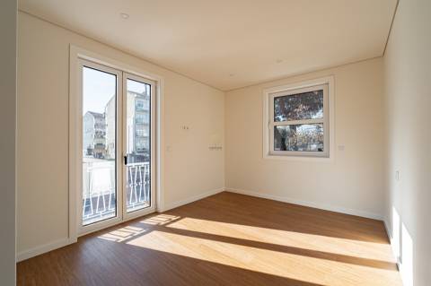 Apartamento T4 totalmente remodelado na Avenida da Boavista, Porto.