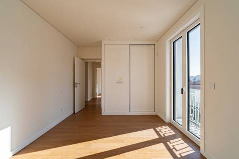 Apartamento T4 totalmente remodelado na Avenida da Boavista, Porto.
