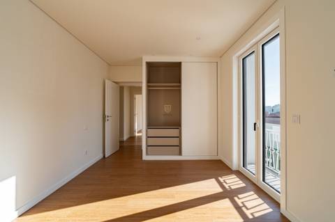 Apartamento T4 totalmente remodelado na Avenida da Boavista, Porto.