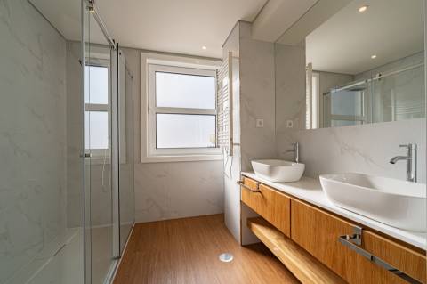 Apartamento T4 totalmente remodelado na Avenida da Boavista, Porto.