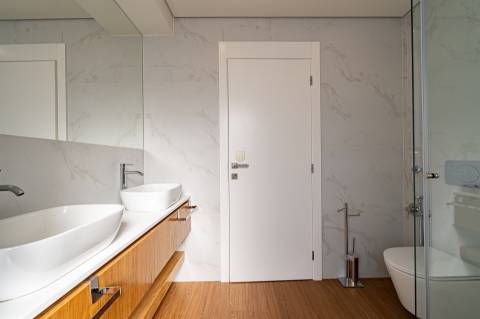 Apartamento T4 totalmente remodelado na Avenida da Boavista, Porto.