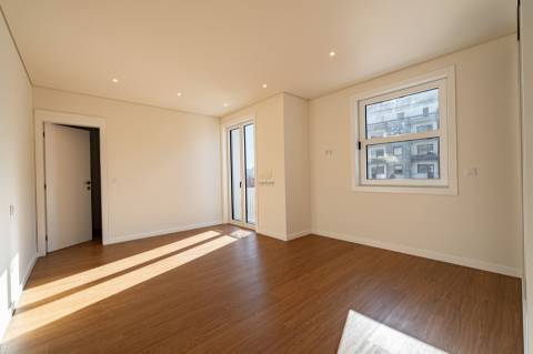 Apartamento T4 totalmente remodelado na Avenida da Boavista, Porto.