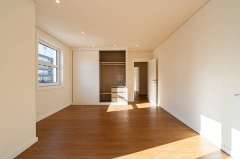 Apartamento T4 totalmente remodelado na Avenida da Boavista, Porto.