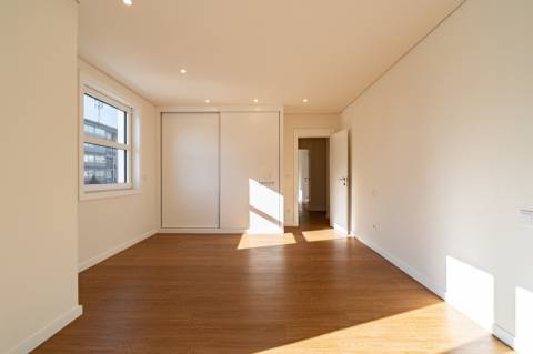 Apartamento T4 totalmente remodelado na Avenida da Boavista, Porto.