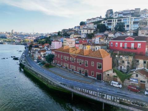 T1 com vistas para o rio e varanda em Vila Nova de Gaia