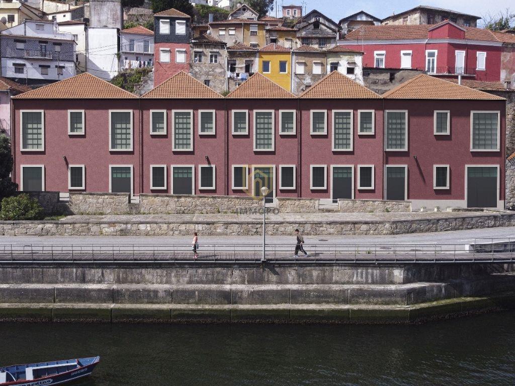 Espaço comercial com 100 m2 em Vila Nova de Gaia, com vistas para o rio