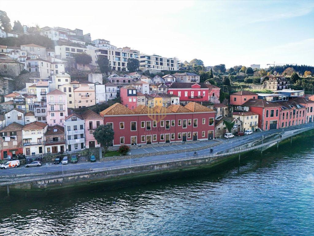 Espaço comercial com 145 m2 em Vila Nova de Gaia, com vistas para o rio