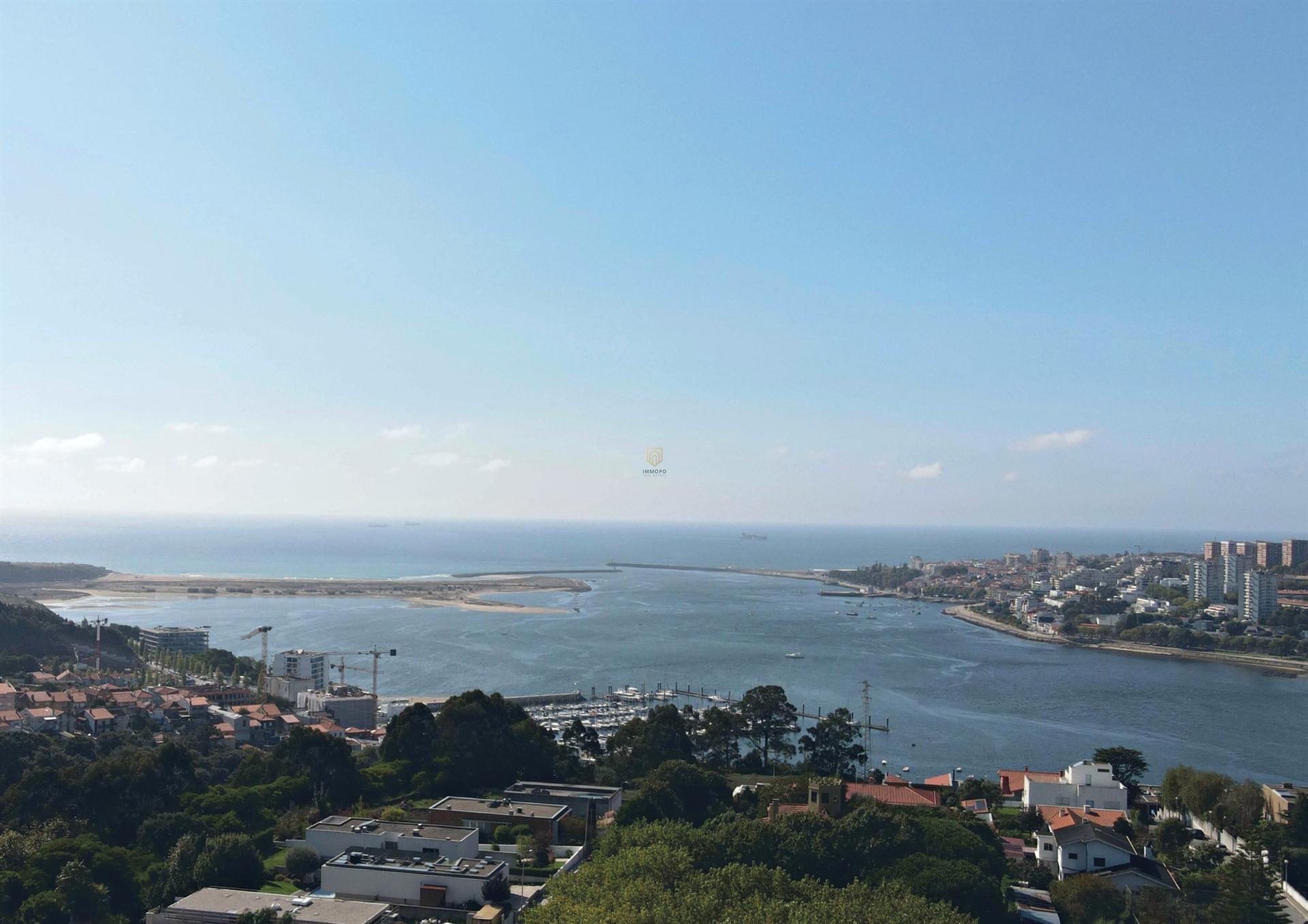 Apartamento T3 de Luxo, varanda panorâmica com vistas de Rio e Mar! Junto a Marginal do Rio Douro!