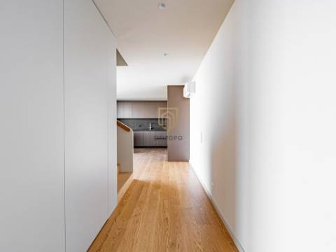 Apartamento T3 de Luxo, varanda panorâmica com vistas de Rio e Mar! Junto a Marginal do Rio Douro!