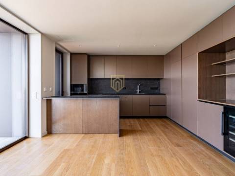 Apartamento T3 de Luxo, varanda panorâmica com vistas de Rio e Mar! Junto a Marginal do Rio Douro!