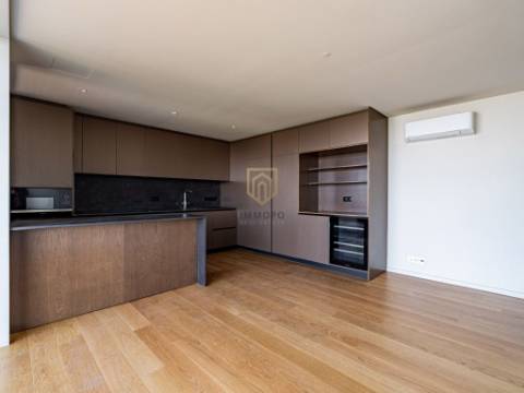Apartamento T3 de Luxo, varanda panorâmica com vistas de Rio e Mar! Junto a Marginal do Rio Douro!