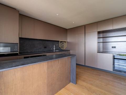 Apartamento T3 de Luxo, varanda panorâmica com vistas de Rio e Mar! Junto a Marginal do Rio Douro!