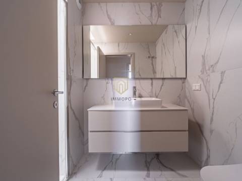 Apartamento T3 de Luxo, varanda panorâmica com vistas de Rio e Mar! Junto a Marginal do Rio Douro!