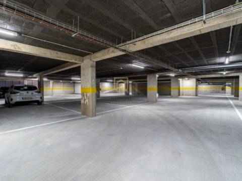 Apartamento T1 com Garagem e Varanda no Parque dos Sobreiros 2 - Asprela, Porto