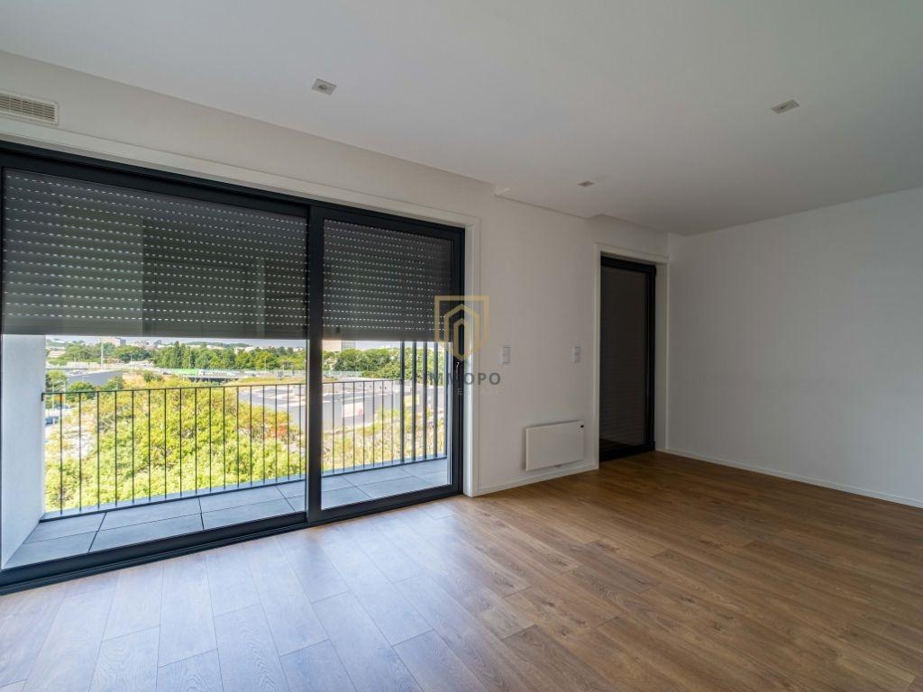 Apartamento T0 para Arrendamento com Varanda e Garagem no Porto