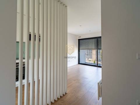 Apartamento T0 para Arrendamento com Varanda e Garagem no Porto