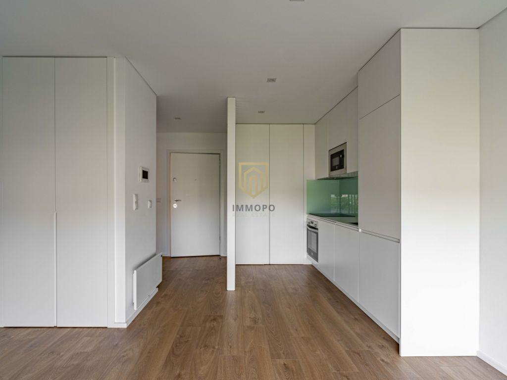 Apartamento T0 para Arrendamento com Varanda e Garagem no Porto