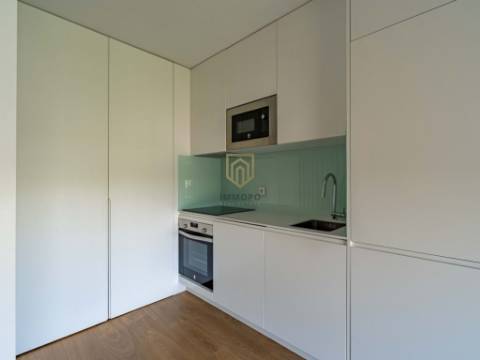 Apartamento T0 para Arrendamento com Varanda e Garagem no Porto