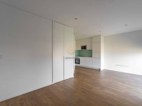 Apartamento T0 para Arrendamento com Varanda e Garagem no Porto