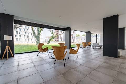 Apartamento T0 para Arrendamento com Varanda e Garagem no Porto