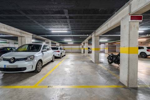 Apartamento T0 para Arrendamento com Varanda e Garagem no Porto