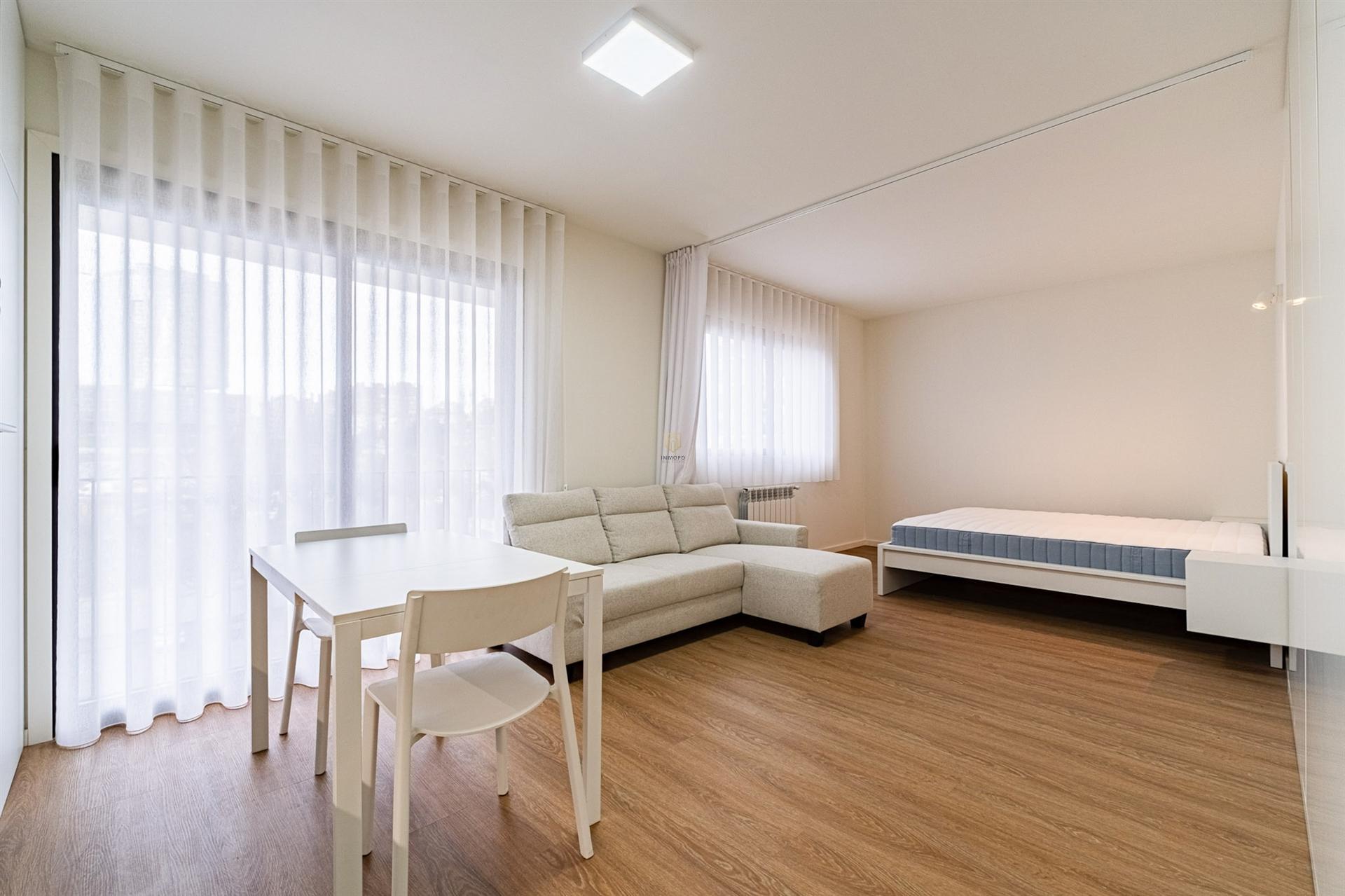 Apartamento T0 equipado e mobilado nas Antas, para venda.