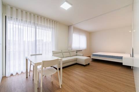 Apartamento T0 equipado e mobilado nas Antas, para venda.