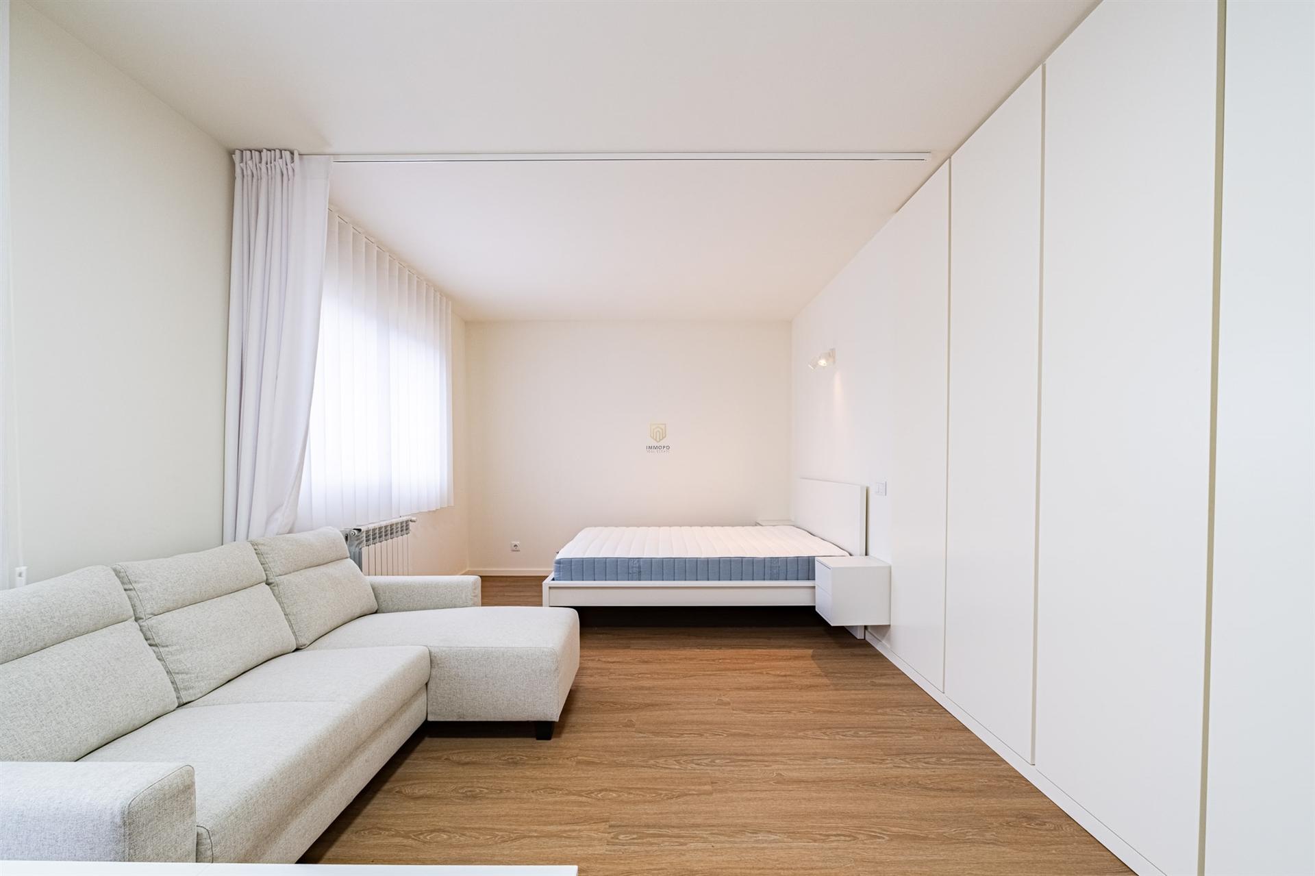 Apartamento T0 equipado e mobilado nas Antas, para venda.