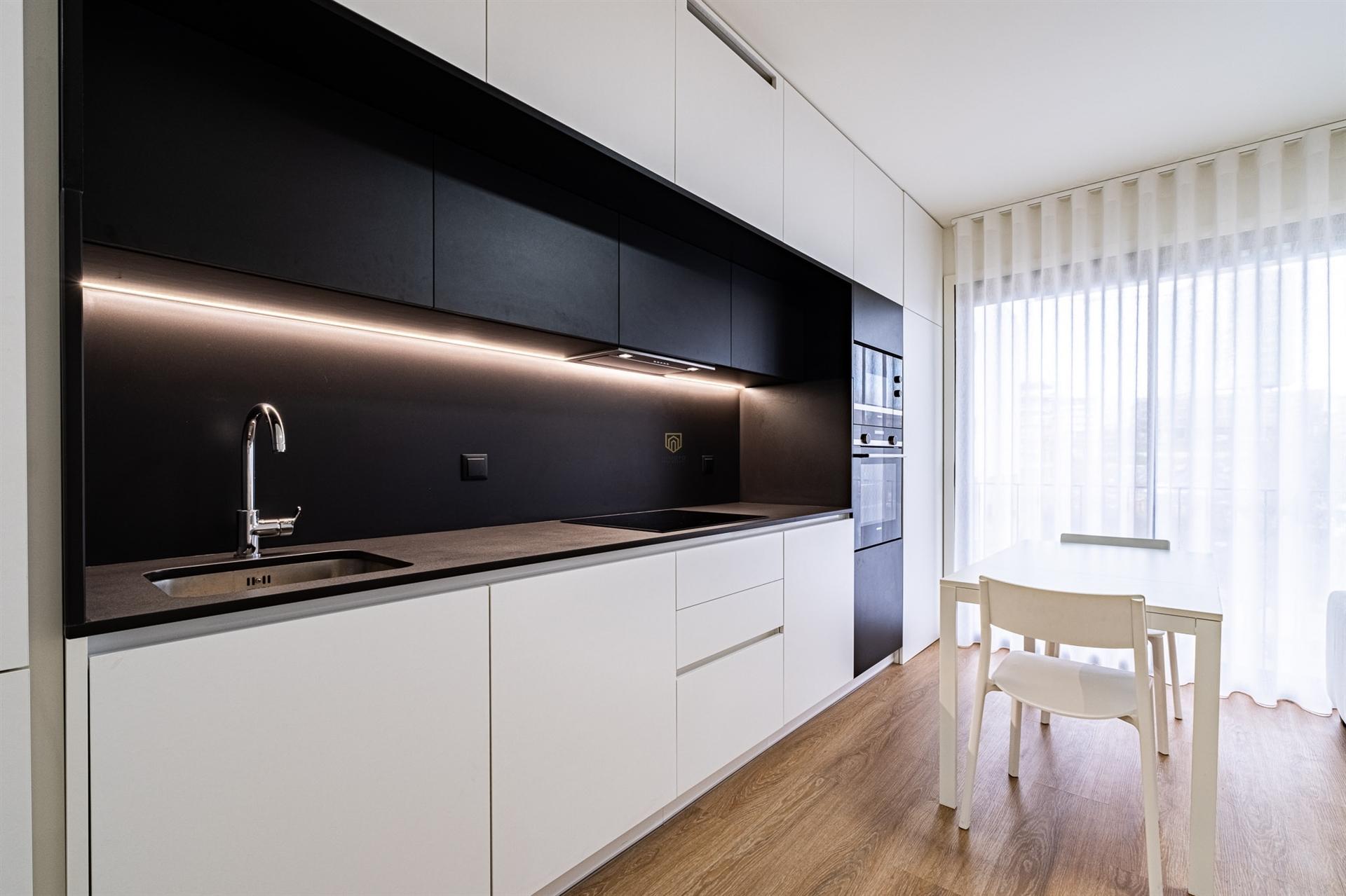 Apartamento T0 equipado e mobilado nas Antas, para venda.