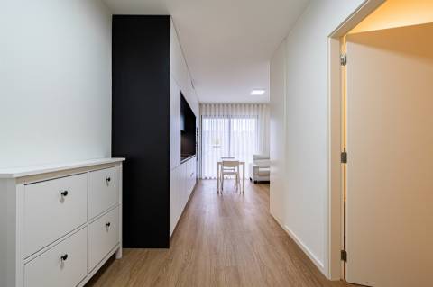 Apartamento T0 equipado e mobilado nas Antas, para venda.