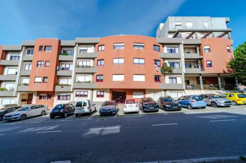 T2 Ermesinde com Garagem e Lareira – Renovado