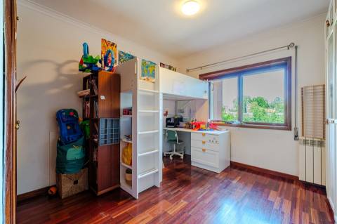 T2 Ermesinde com Garagem e Lareira – Renovado
