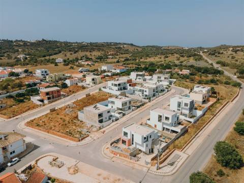 Moradia Geminada T4 em construção, a poucos minutos de Lagos