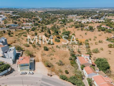Terreno com projeto de loteamento em Portimão.