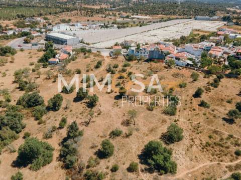 Terreno com projeto de loteamento em Portimão.