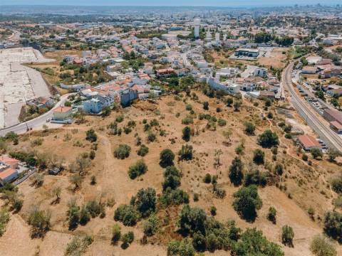 Terreno com projeto de loteamento em Portimão.