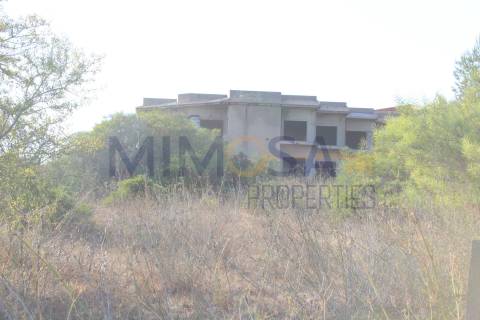 Fantástico terreno com início de construção hoteleira