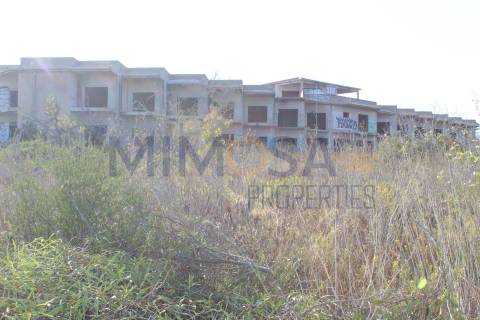 Fantástico terreno com início de construção hoteleira