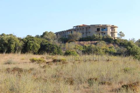 Fantástico terreno com início de construção hoteleira