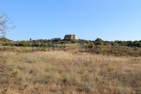 Fantástico terreno com início de construção hoteleira