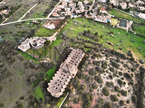 Fantástico terreno com início de construção hoteleira