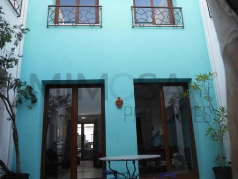 Fabulosa Residencial no centro de Alvor a dois passos da linha do mar.