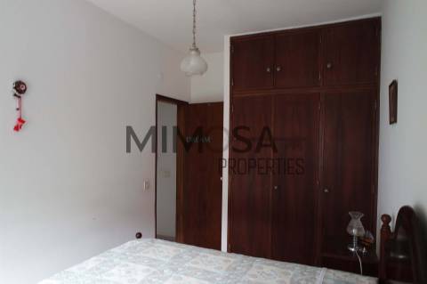 Casa com amplo terreno oportunidade de investimento perto de Lagos