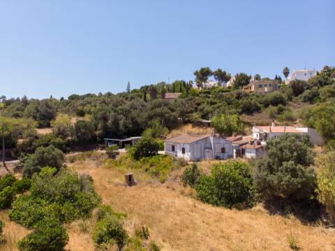 Casa com amplo terreno oportunidade de investimento perto de Lagos