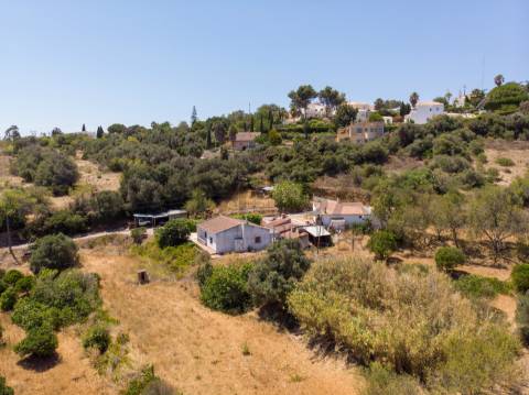Casa com amplo terreno oportunidade de investimento perto de Lagos