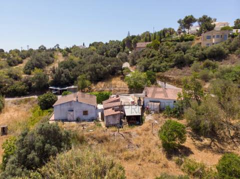 Casa com amplo terreno oportunidade de investimento perto de Lagos