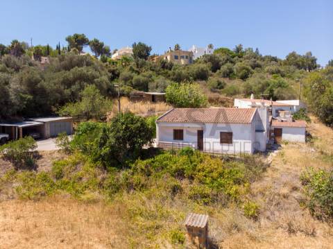 Casa com amplo terreno oportunidade de investimento perto de Lagos