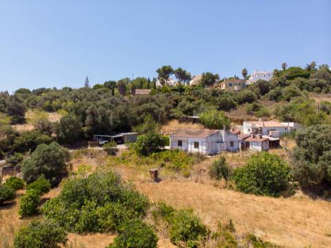 Casa com amplo terreno oportunidade de investimento perto de Lagos